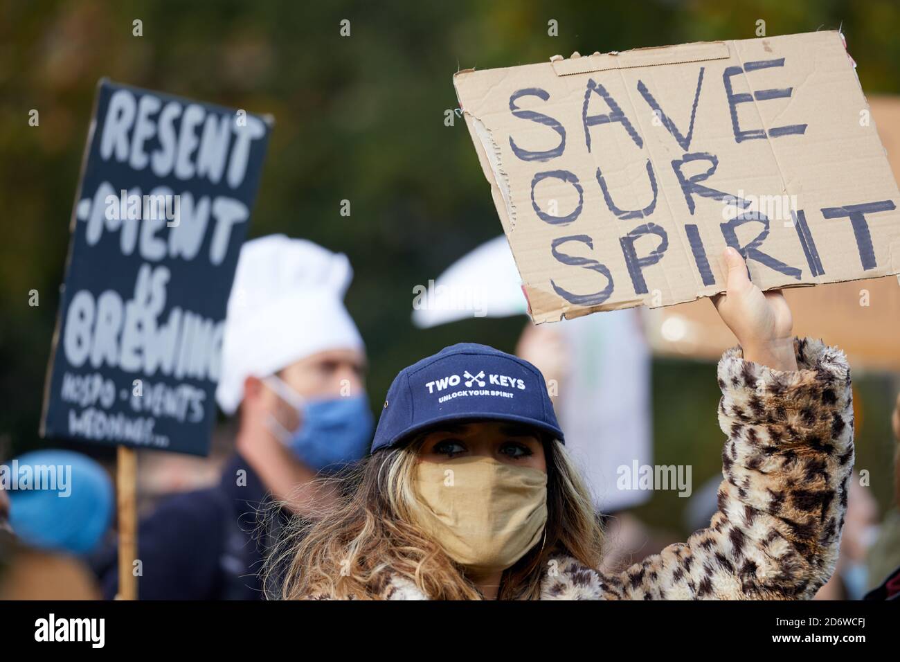 London, Großbritannien. - 19. Oktober 2020: Ein Hotelangestellter protestiert auf dem Parliament Square gegen die Beschränkungen des britischen Coronavirus, von denen sie sagen, dass sie ihre Industrie zerstören werden. Stockfoto