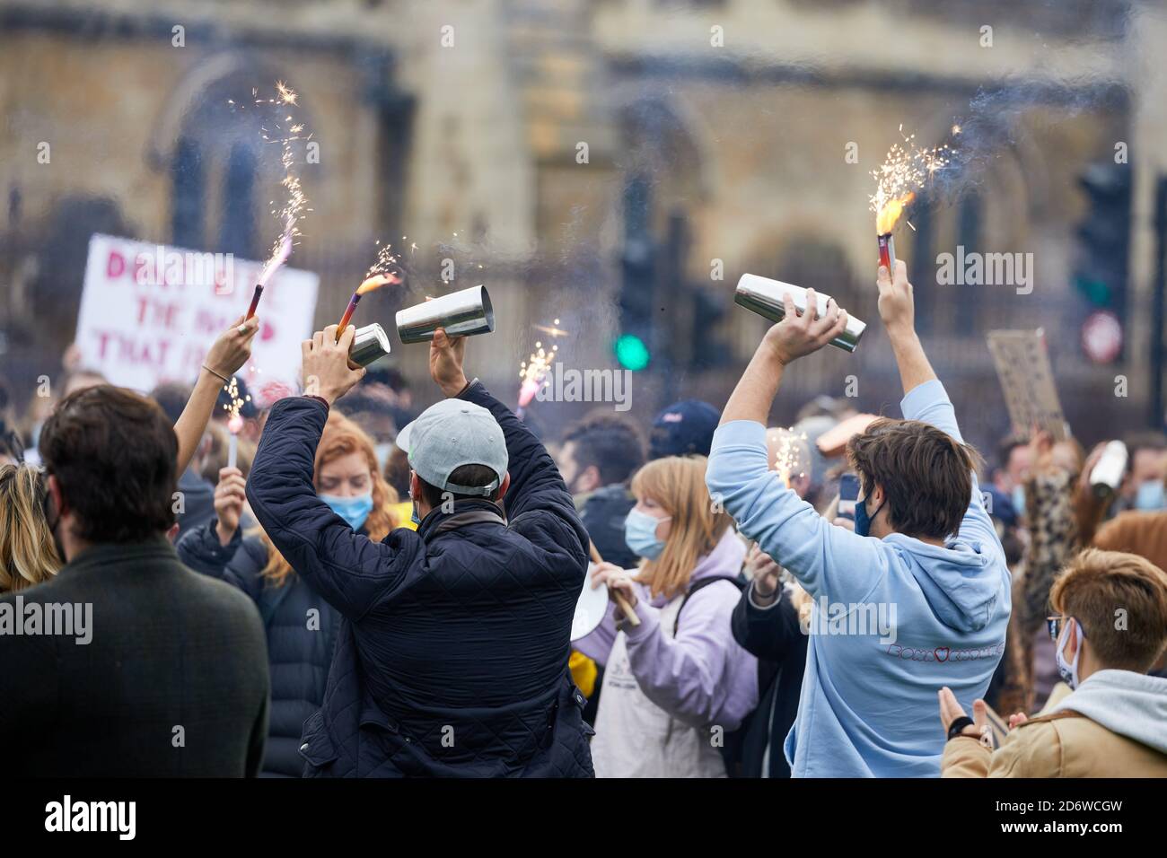London, Großbritannien. - 19. Oktober 2020: Hospitality-Arbeiter protestieren auf dem Parliament Square gegen die Beschränkungen des britischen Coronavirus, die ihrer Meinung nach ihre Industrie zerstören werden. Stockfoto