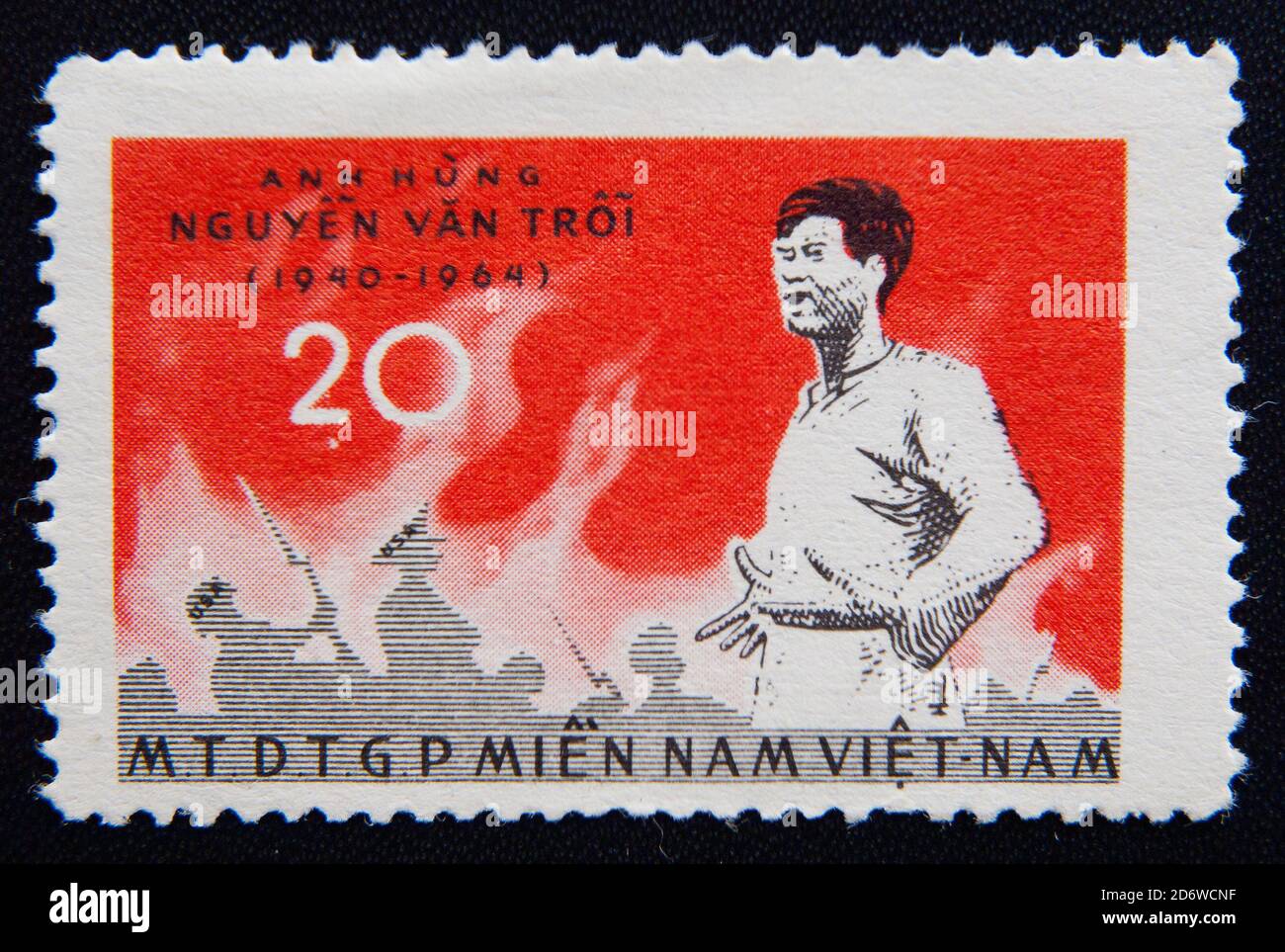 MOSKAU RUSSLAND - 25. NOVEMBER 2012: Eine in Vietnam gedruckte Briefmarke zeigt ein Porträt von Nguyen Van Troy. Ca. 1964 Stockfoto