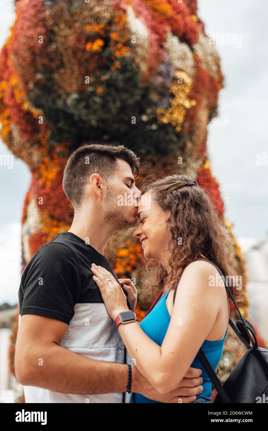 Junge Touristen gegen Puppy, Wahrzeichen von Bilbao in Spanien Stockfoto