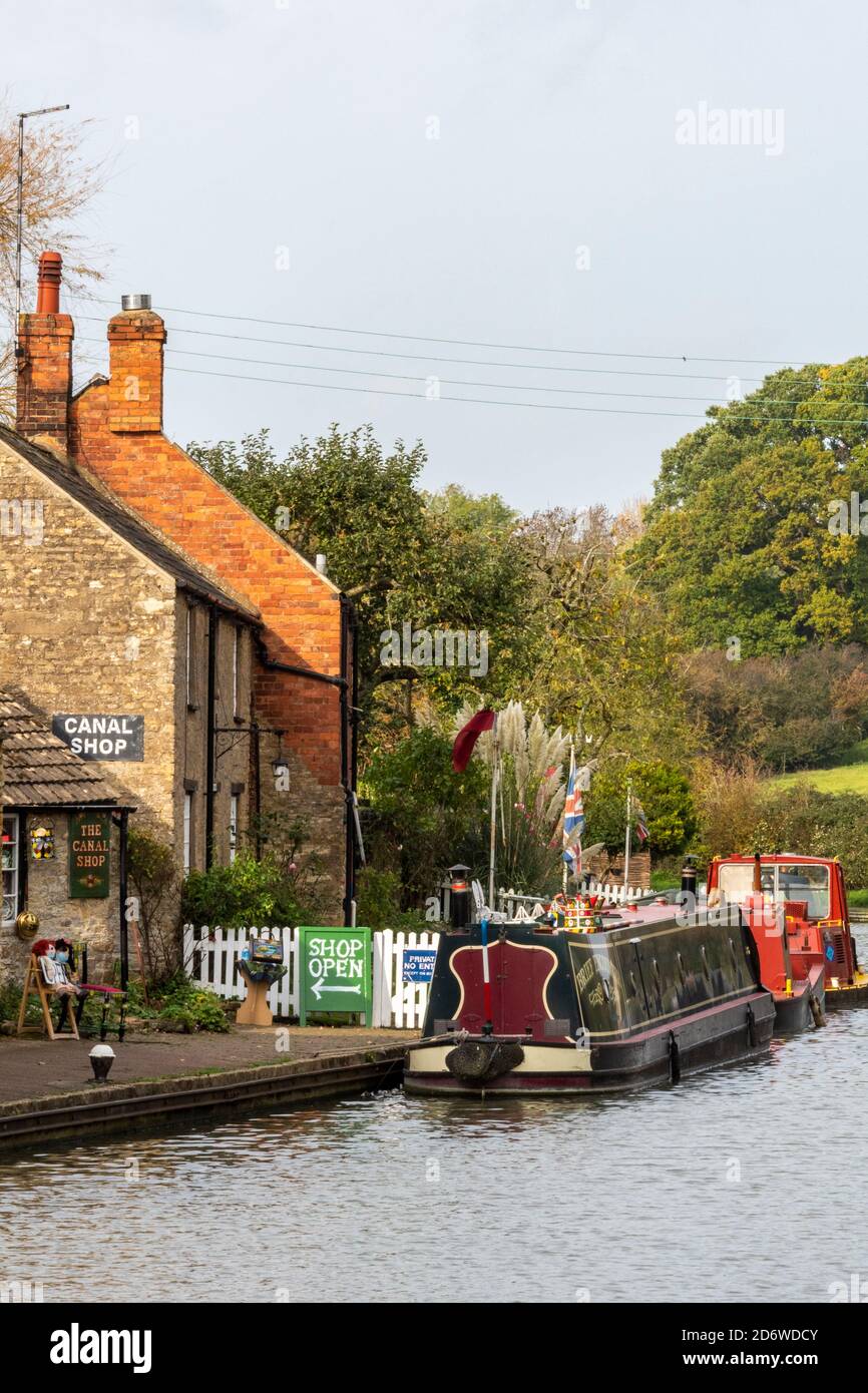 Schmale Boote auf dem Abschleppweg des Grand Union Kanals bei Stoke bruerne in der Nähe von northampton, großbritannien Stockfoto