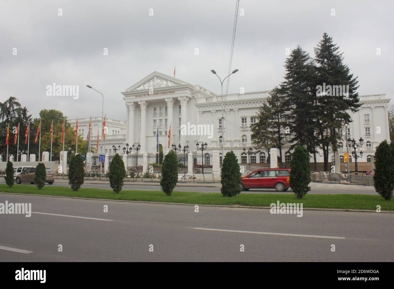 Das Regierungsgebäude in der Stadt Skopje in Nord-Mazedonien Stockfoto
