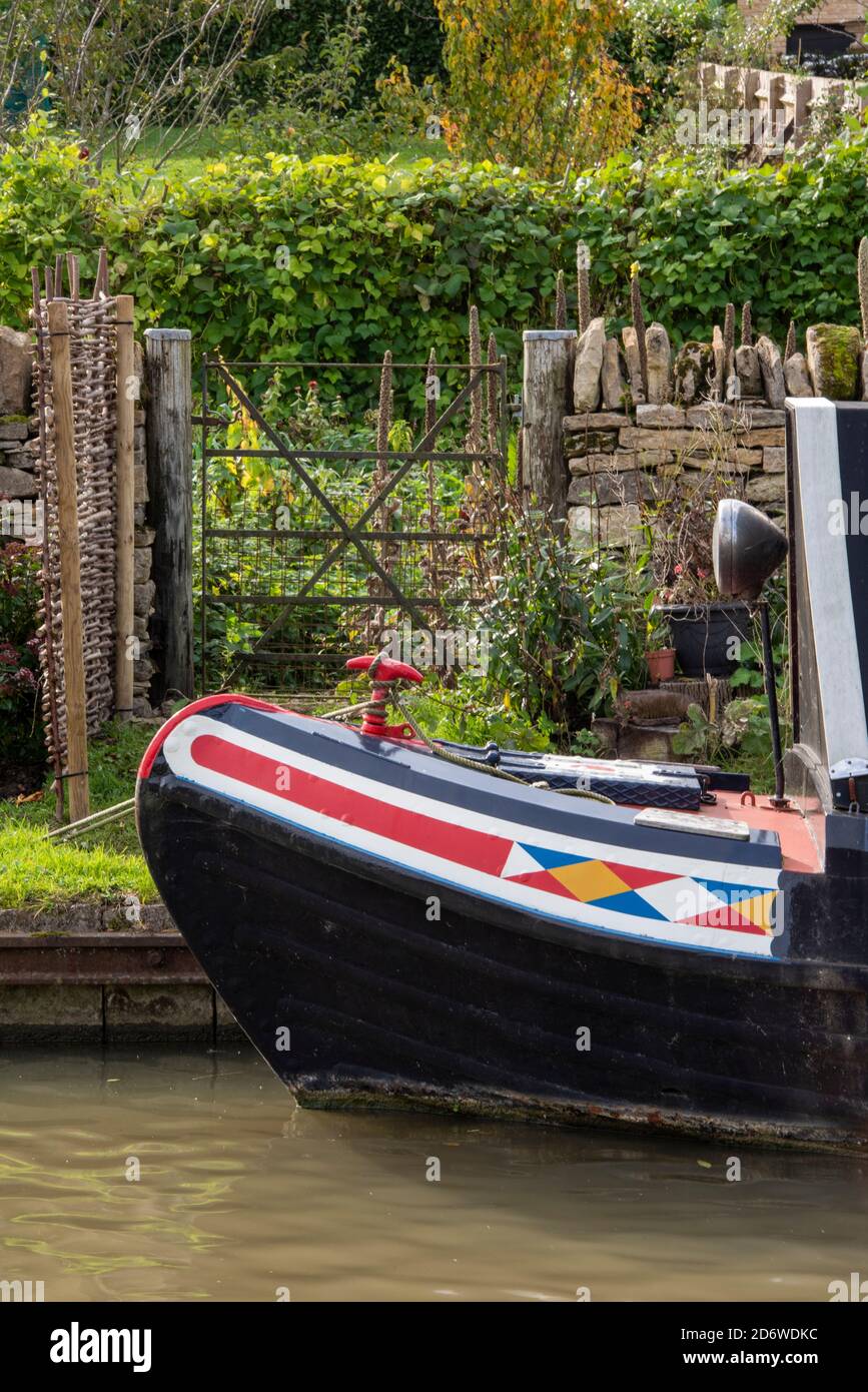 Bug oder Vorderseite eines traditionellen schmalen Bootes, Kanalkahn, traditionelle Lackierung auf einem Kanalboot. Stockfoto