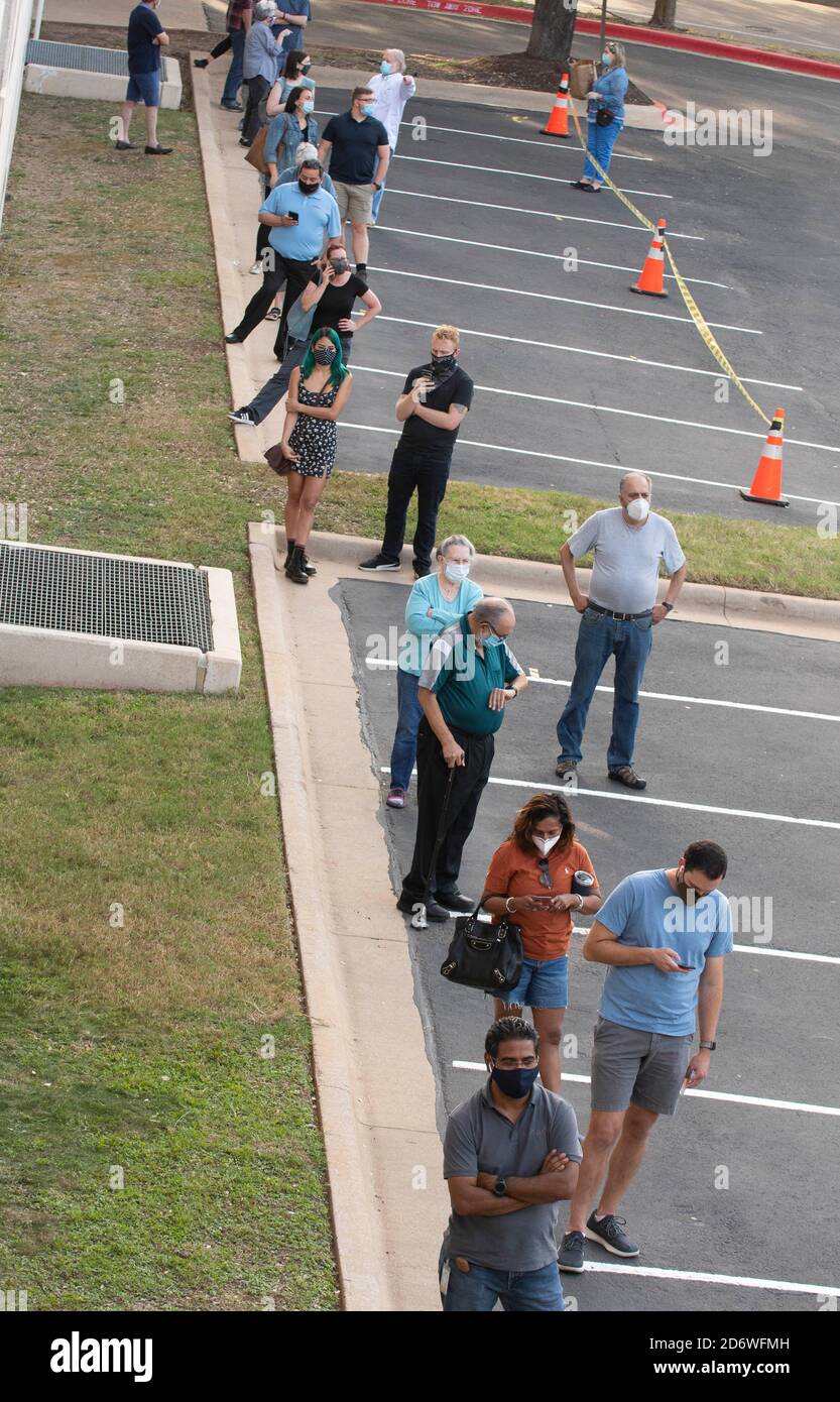 Austin, Texas, USA, 13 2020. Oktober: Maskierte Texaner warten geduldig in der Schlange im Arboretum-Gebiet im Norden von Austin an einem frühen Wahlort, um bei den Präsidentschaftswahlen 2020 Stimmzettel zu geben. Beamte berichten Rekordzahlen von frühen Wählern mit fast 40,000 pro Tag in der ganzen Stadt. Stockfoto