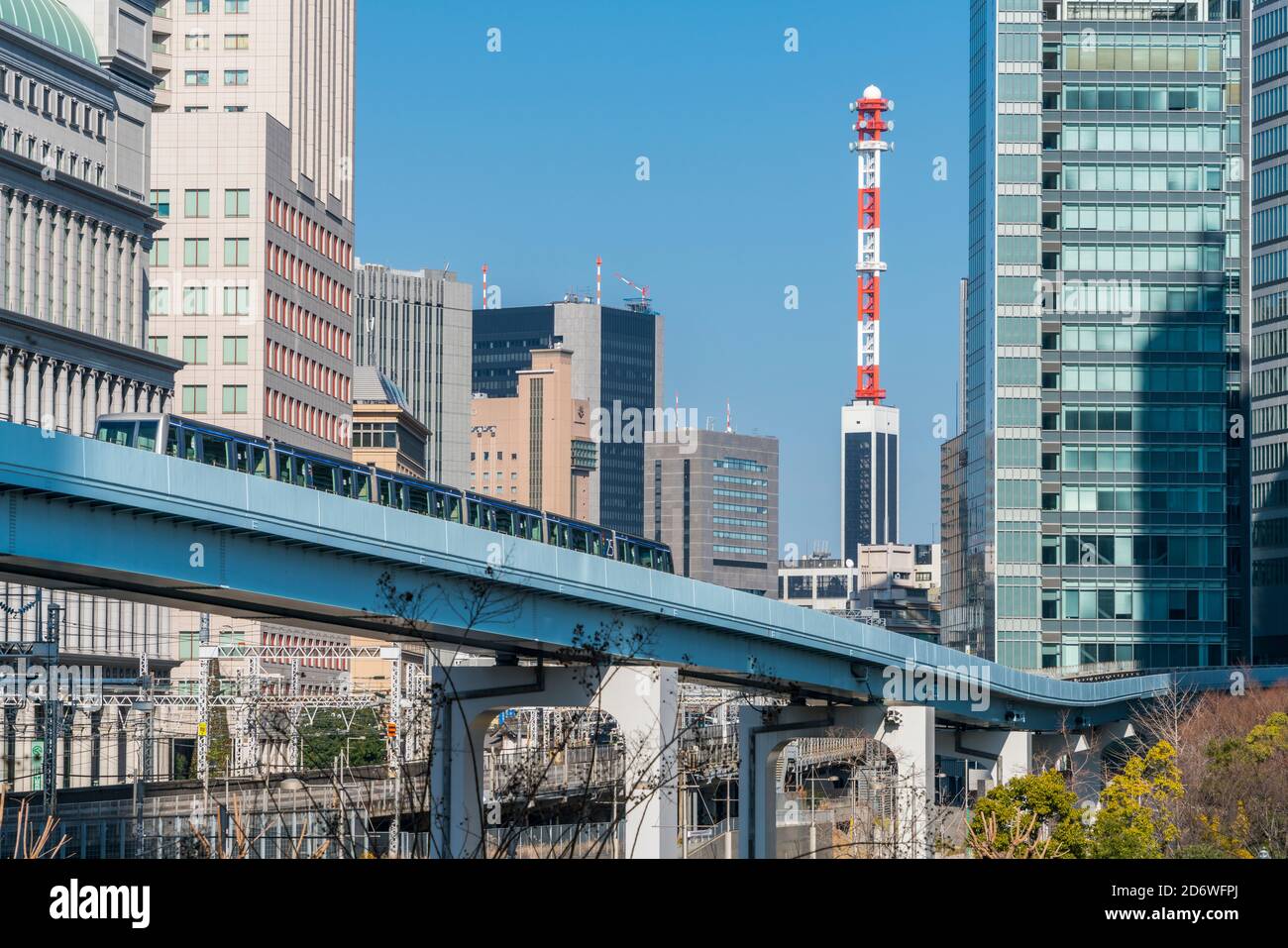 Transit Yurikamome läuft auf erhöhten Eisenbahn Shiodome Bezirk Tokyo Japan. Stockfoto