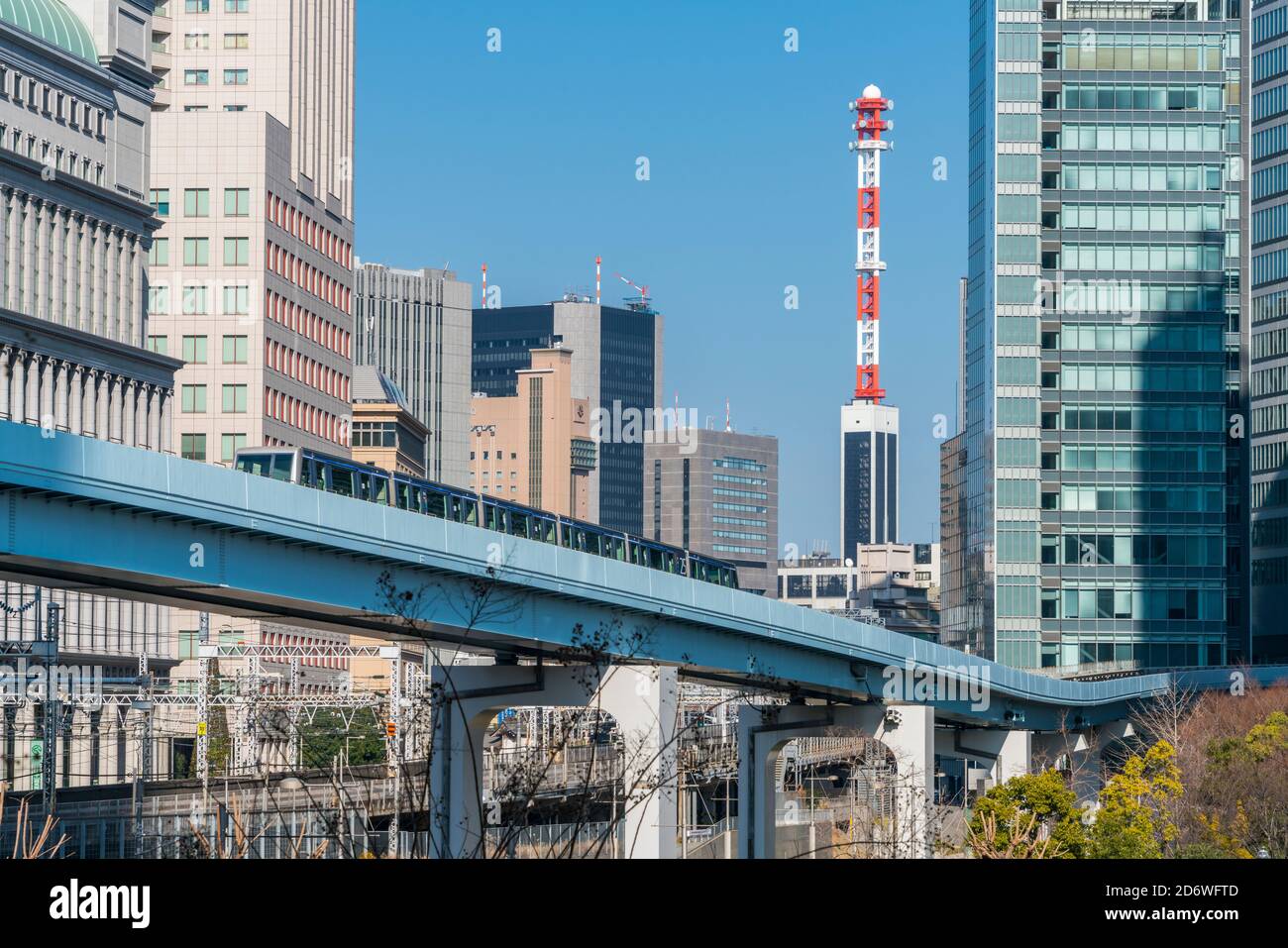 Transit Yurikamome läuft auf erhöhten Eisenbahn Shiodome Bezirk Tokyo Japan. Stockfoto