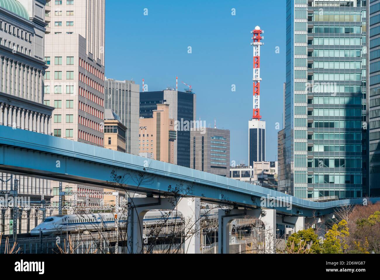 Transit Yurikamome läuft auf erhöhten Eisenbahn Shiodome Bezirk Tokyo Japan. Stockfoto