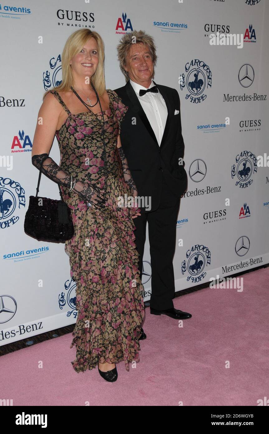 Rod Stewart und seine Frau Penny Lancaster nahmen am 32. Jährlichen Carousel of Hope Ball im Beverly Hilton Hotel in Beverly Hills, CA Teil. Am 10/23/ 2 Stockfoto