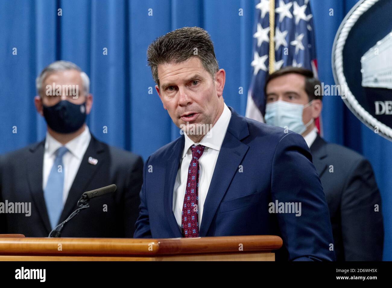 Washington, Usa. Oktober 2020. Der stellvertretende FBI-Direktor David Bowdich, Mitte, begleitet von dem US-Staatsanwalt für den westlichen Distrikt von Pennsylvania Scott Brady, links, und dem stellvertretenden Generalstaatsanwalt der nationalen Sicherheitsabteilung John Demers, rechts, spricht auf einer Pressekonferenz im Justizministerium, Montag, den 19. Oktober 2020, in Washington, DC. Sechs Offiziere des russischen Militärgeheimdienstes (GRU) wurden von einer Pittsburgh Grand Jury in Bezug auf Computer-Hacking angeklagt. Pool Foto von Andrew Harnik/UPI Kredit: UPI/Alamy Live Nachrichten Stockfoto