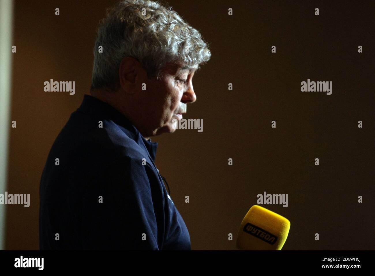 Nicht exklusiv: KIEW, UKRAINE - 19. OKTOBER 2020 - Haupttrainer des FC Dynamo Mircea Lucescu ist während der Pressekonferenz Leiter der UEFA Cham abgebildet Stockfoto