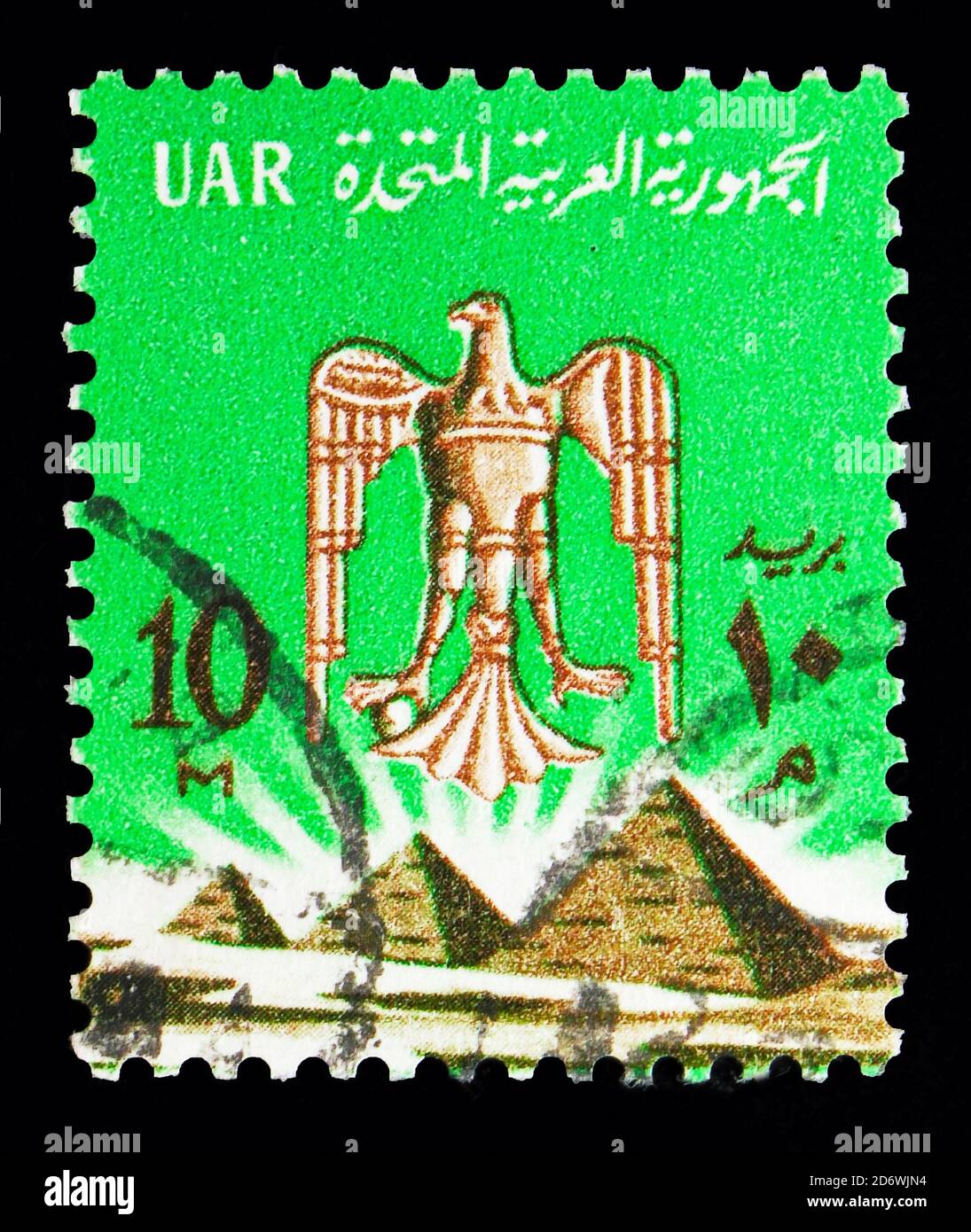 MOSKAU, RUSSLAND - 13. MAI 2018: Eine in Ägypten gedruckte Briefmarke zeigt Saladin-Adler, Pyramiden in Gizeh, National Symbols Serie um 1966 Stockfoto