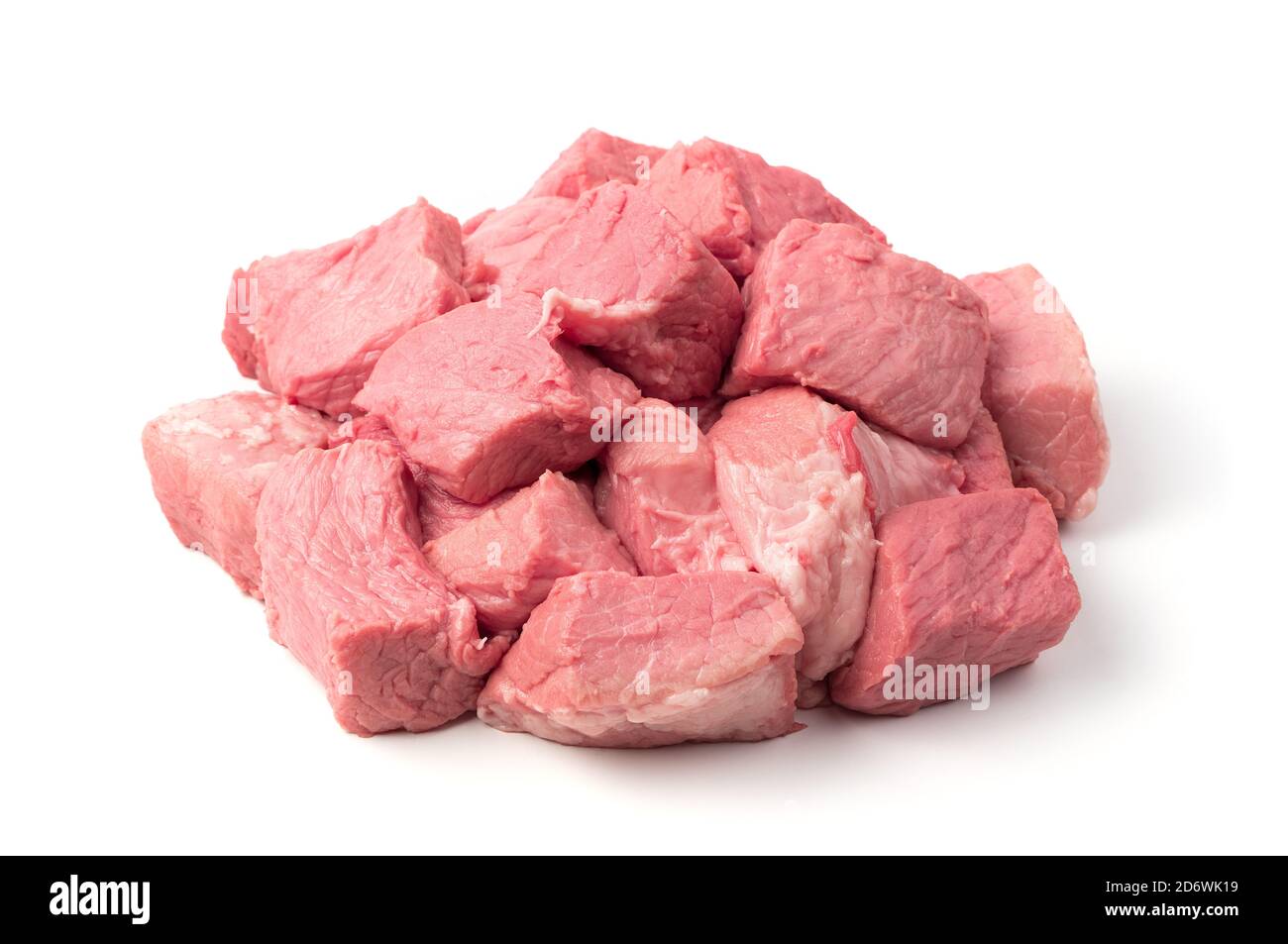 Rohes Schweinefleisch in Stücke auf weißem Hintergrund geschnitten. Stockfoto