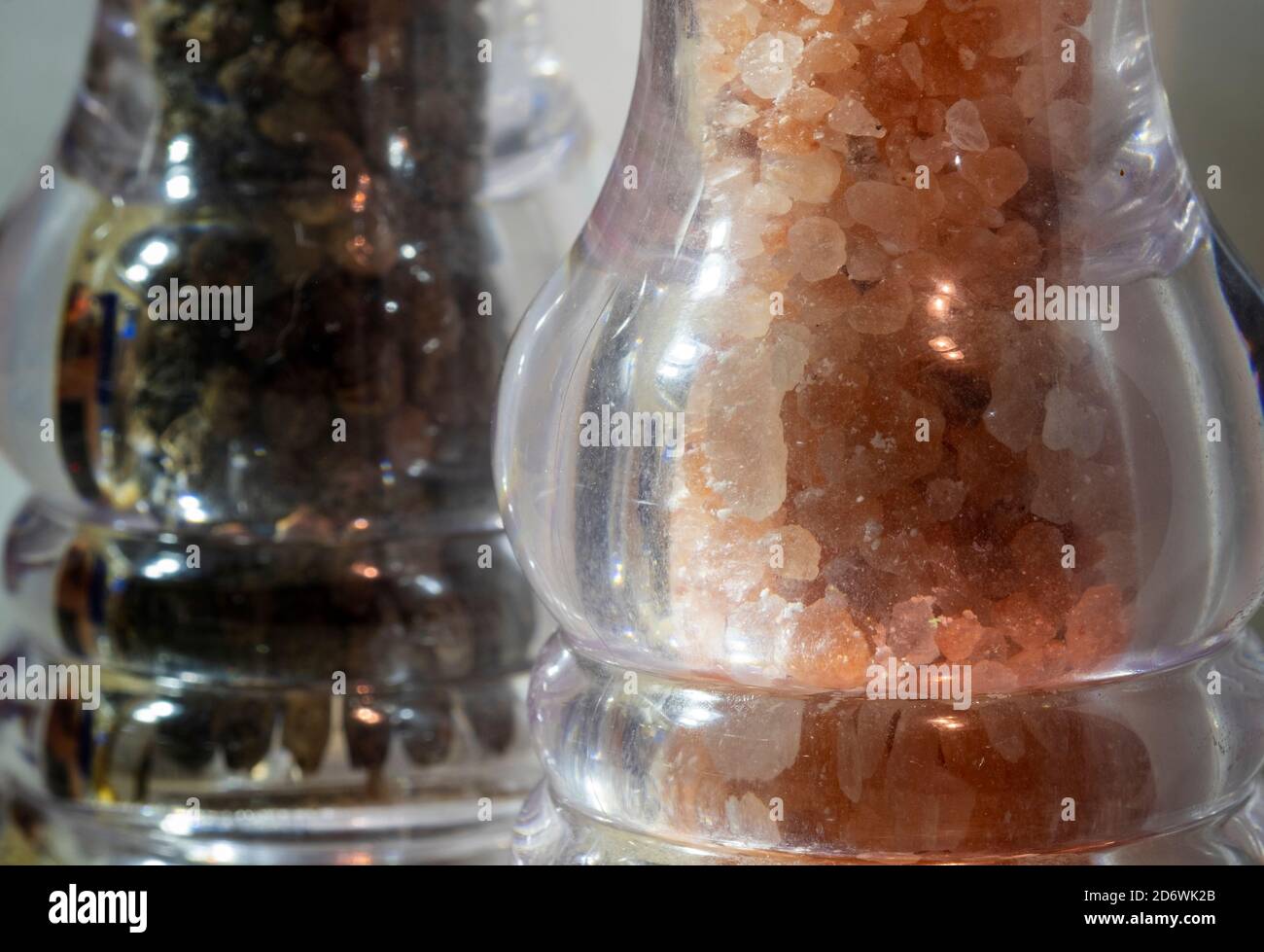 Salz- und Pfeffermühlen aus nächster Nähe. Stockfoto