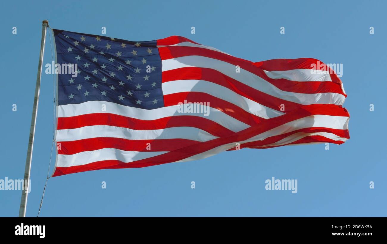 Amerikanische USA-Flagge auf einem Fahnenmast winkend im Wind Stockfoto