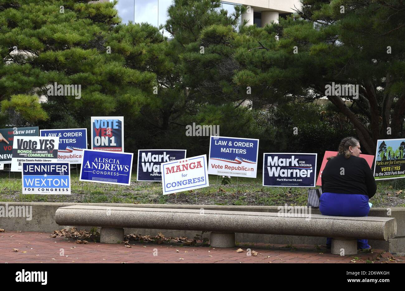 Fairfax, Usa. Oktober 2020. Ein Büroangestellter hat Mittagessen unter Wahlkampfzeichen für die Wahlen 2020, Montag, 19. Oktober 2020, im Fairfax County Government Center, Fairfax, Virginia. Foto von Mike Theiler/UPI Kredit: UPI/Alamy Live Nachrichten Stockfoto