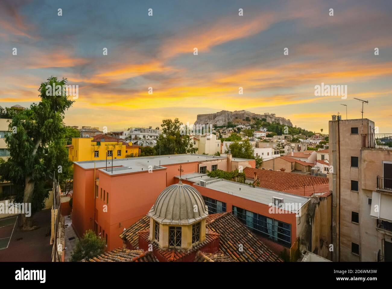 Die antike Akropolis und Parthenon auf dem Akropolis-Hügel von der Plaka-Region unten in der Stadt Athen, Griechenland bei Sonnenuntergang betrachtet. Stockfoto
