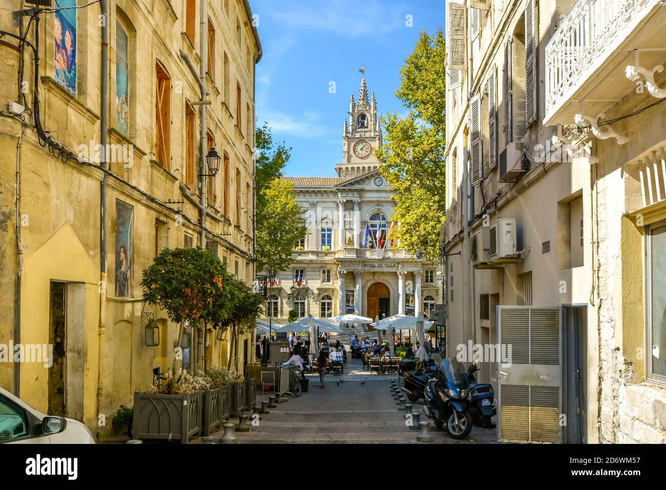 Der Hauptplatz und das Rathaus von Avignon im Sommer Tag mit einem großen Café mit Sitzgelegenheiten im Freien und Sonnenschirmen Gefüllt mit Touristen in Avignon Frankreich Stockfoto
