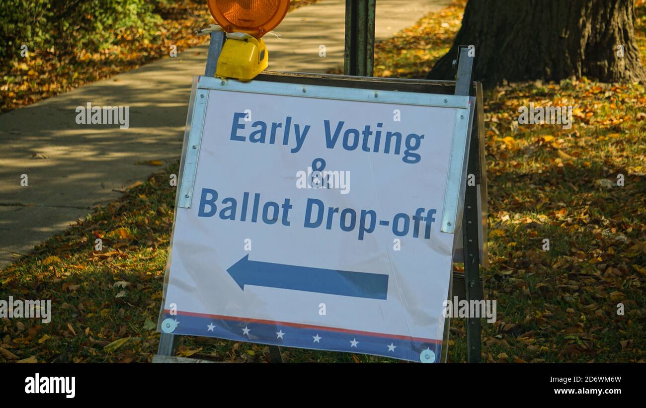 Das Schild für die frühzeitige Abstimmung und die Absetzung der Stimmzettel führt die Wähler zum Wahllokal im Civic Center in Evanston, IL Stockfoto