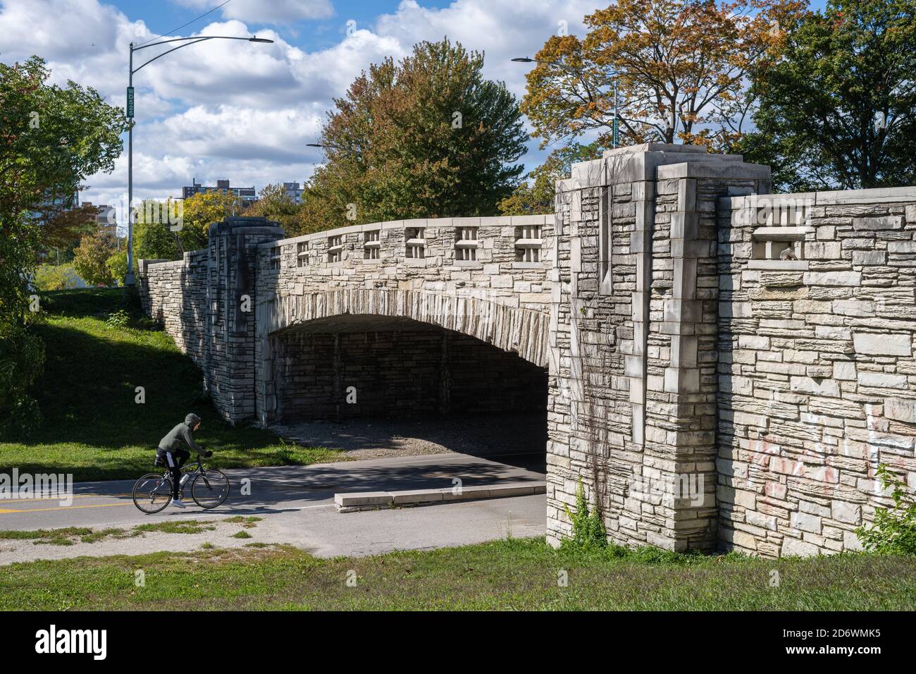 Brücke über Radweg im Hafen von Montrose Stockfoto