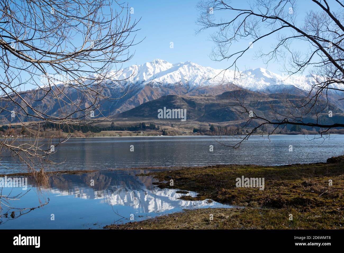 Schneebedeckte Bergkette, Harris Mountains, reflektiert in Glendhu Bay, Wanaka, Central Otago, South Island, Neuseeland Stockfoto