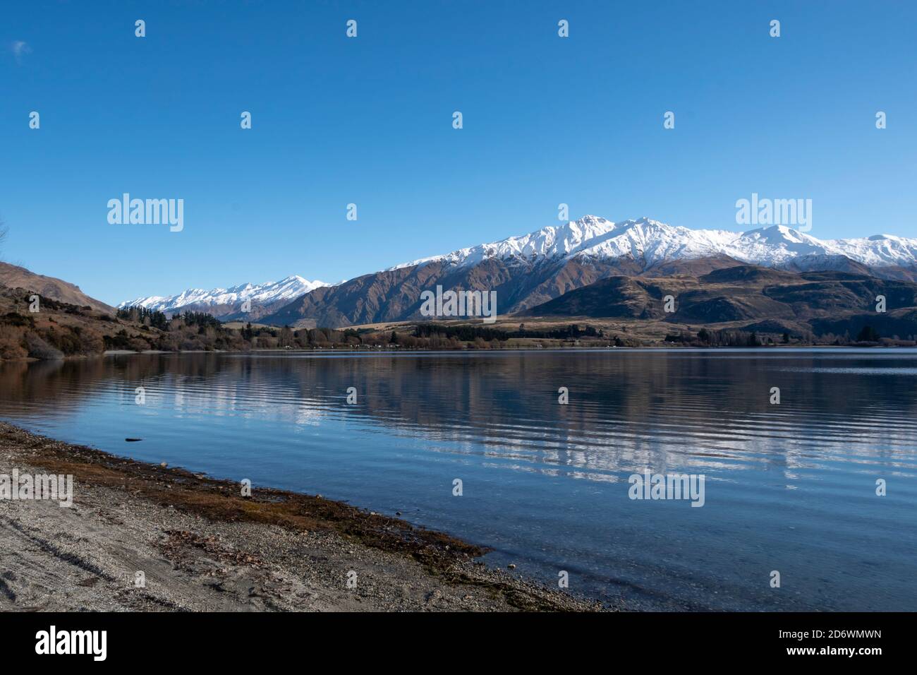 Schneebedeckte Bergkette, Harris Mountains, reflektiert in Glendhu Bay, Wanaka, Central Otago, South Island, Neuseeland Stockfoto