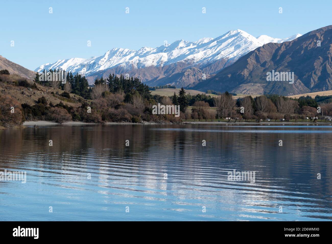 Schneebedeckte Bergkette, Harris Mountains, reflektiert in Glendhu Bay, Wanaka, Central Otago, South Island, Neuseeland Stockfoto