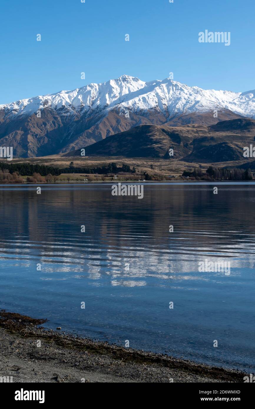 Schneebedeckte Bergkette, Harris Mountains, reflektiert in Glendhu Bay, Wanaka, Central Otago, South Island, Neuseeland Stockfoto