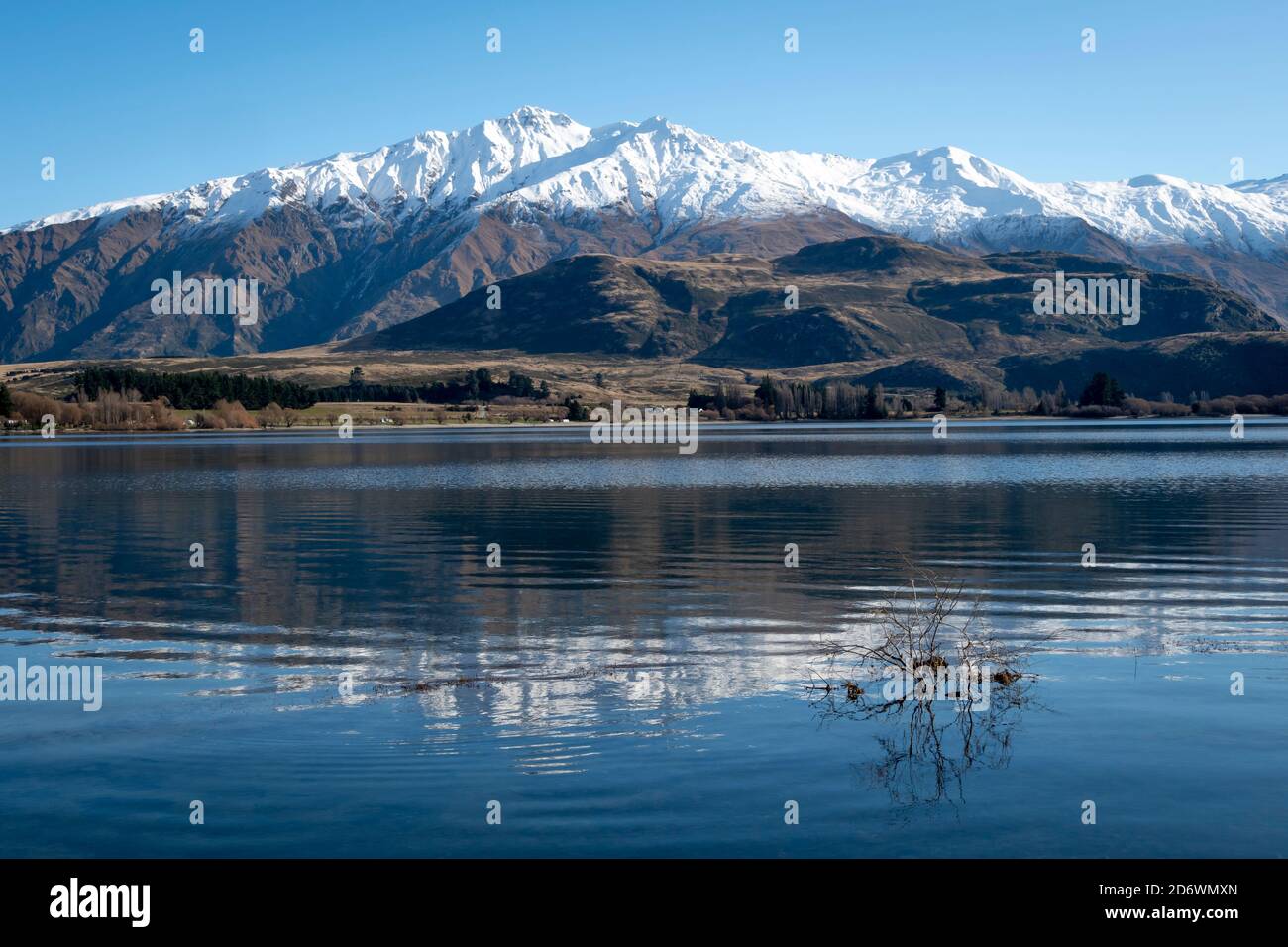 Schneebedeckte Bergkette, Harris Mountains, reflektiert in Glendhu Bay, Wanaka, Central Otago, South Island, Neuseeland Stockfoto