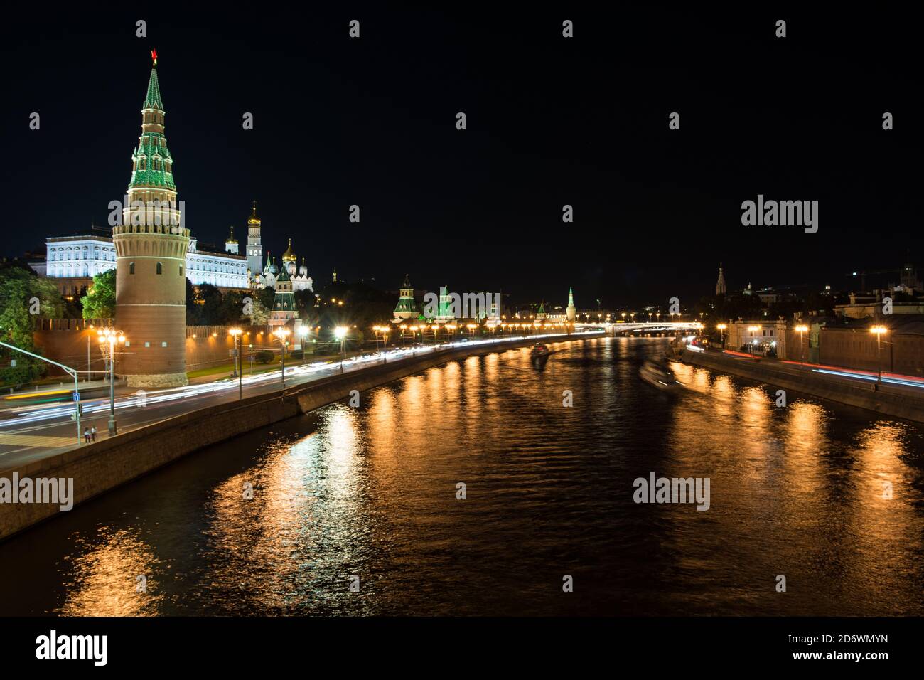 Moskauer Kremlmauer, Nachtansicht von der Big Stone Bridge. Stockfoto