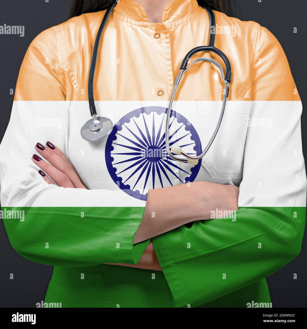 Arzt, der das Gesundheitssystem mit der Nationalflagge Indiens vertritt Stockfoto