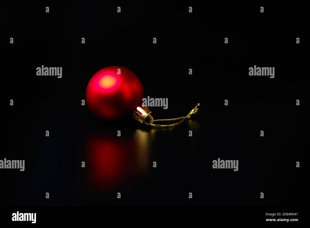Roter Neujahrsbaum oder Weihnachtsbaum Dekoration. Rote Kugel auf schwarz Stockfoto