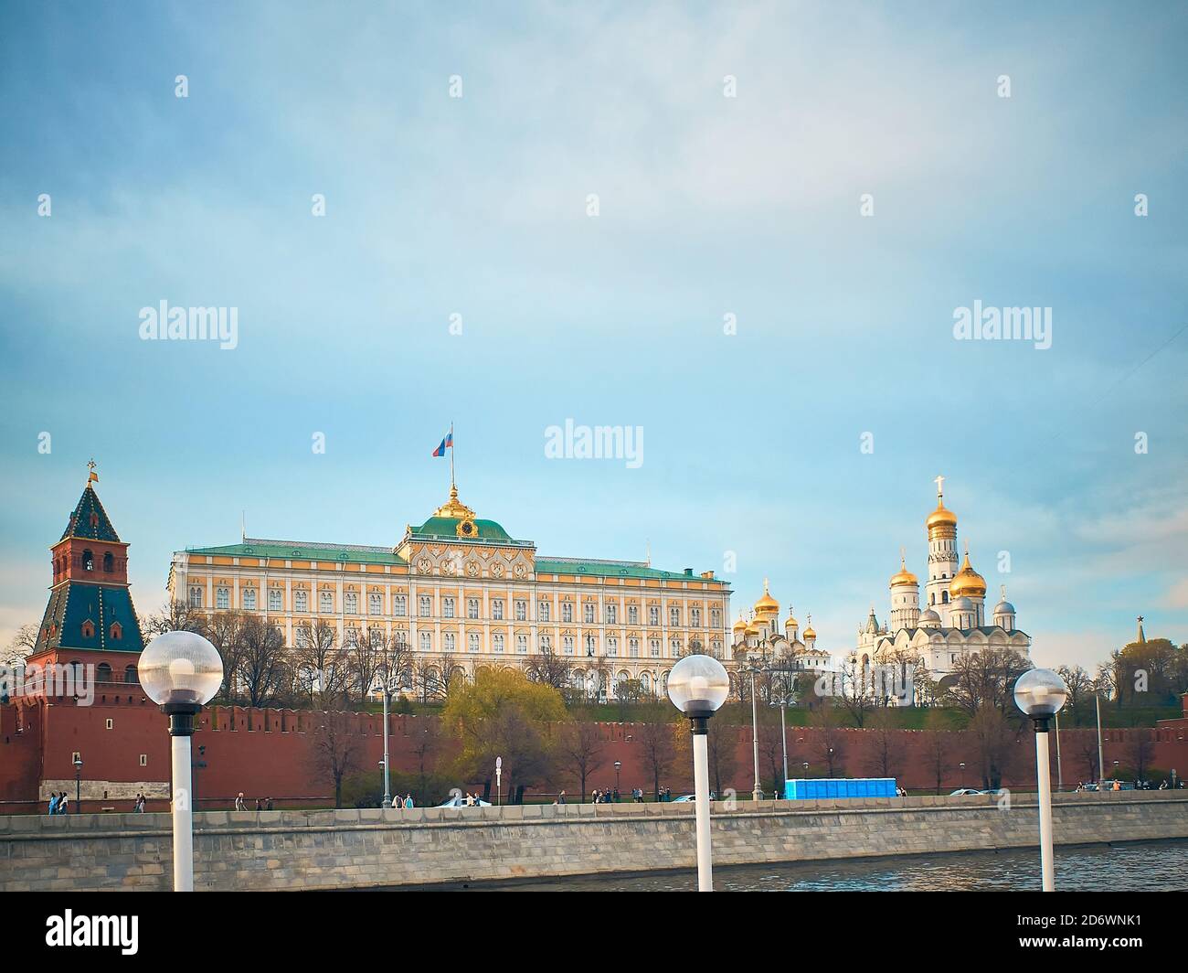 Moskauer Großkremlpalast und Iwan der große Glockenturm Am Abend Stockfoto