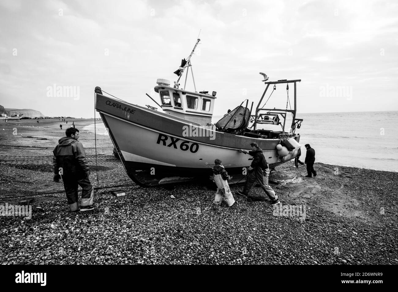 Fischerboot auf dem Strand in Hastings, Sussex, Großbritannien. Stockfoto