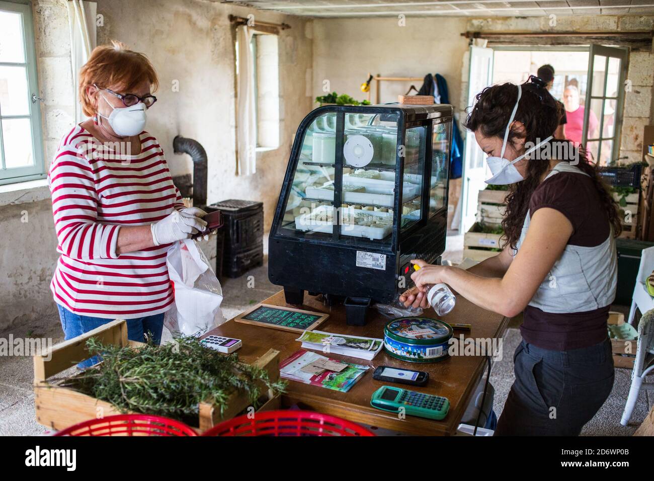 Verkauf von Bio-Lebensmitteln auf dem Bauernhof während der 2019-nCoV-Epidemie, Dordogne, Frankreich. Stockfoto