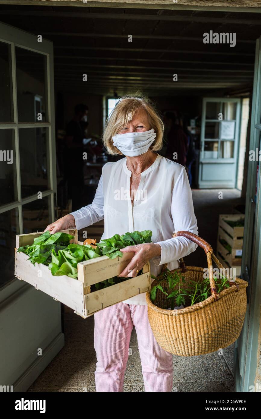 Verkauf von Bio-Lebensmitteln auf dem Bauernhof während der 2019-nCoV-Epidemie, Dordogne, Frankreich. Stockfoto