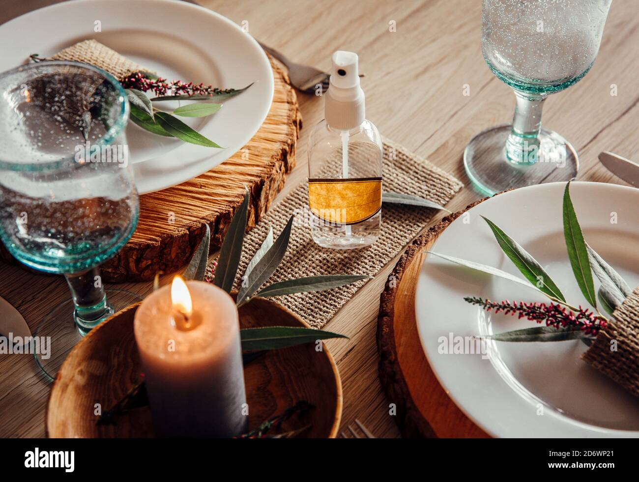 Restaurant Geschirr Set mit Handdesinfektionsflasche. Moderne während Coronavirus Cafe Kultur. Stockfoto