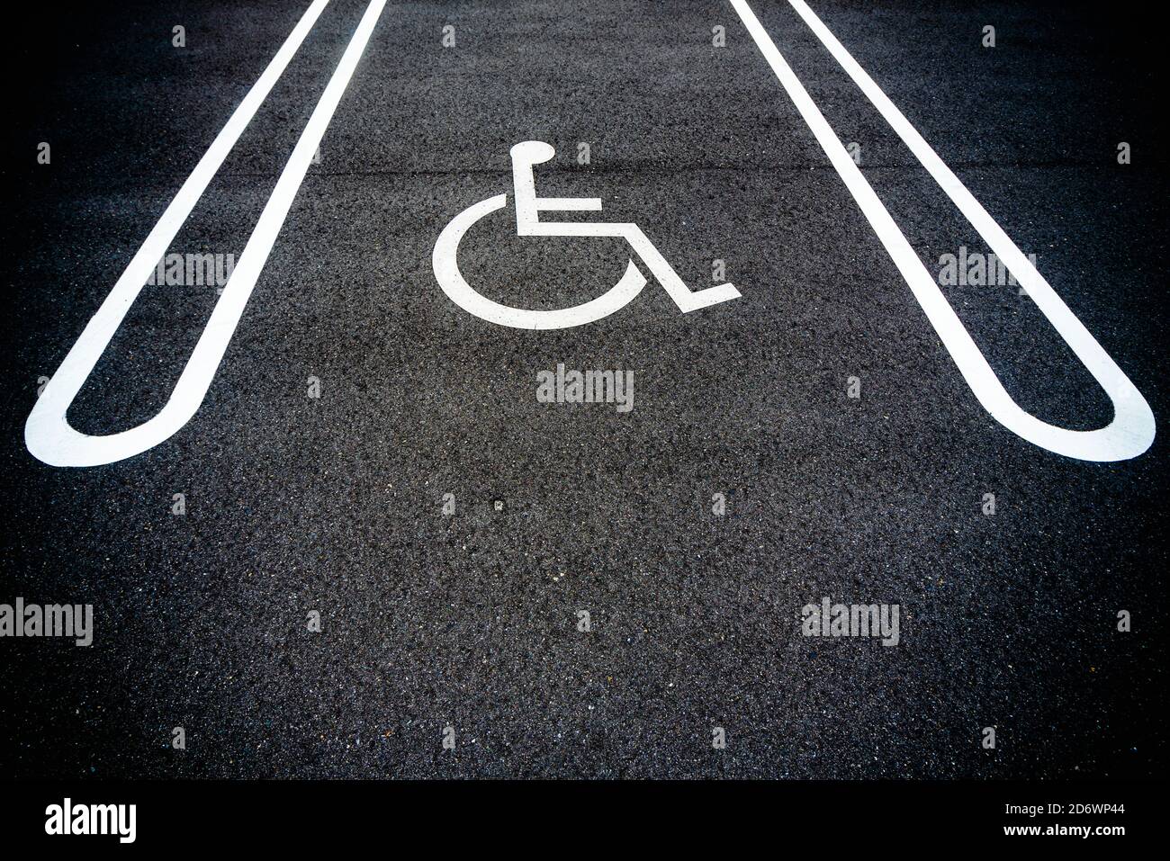 Parkplatz für Behinderte reserviert. Stockfoto