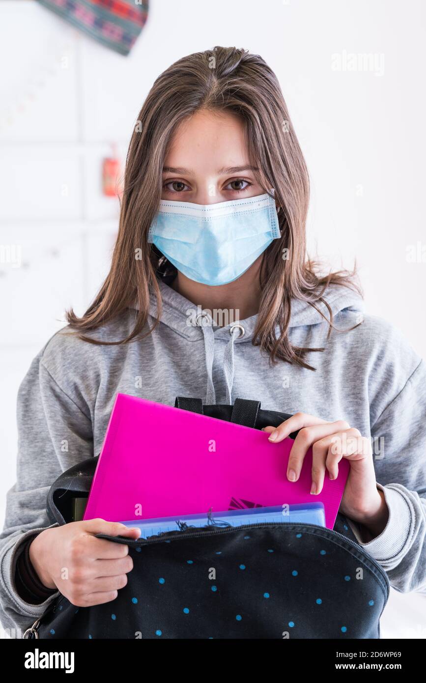 12-jähriges Mädchen, das während der Pandemie von Covid 19 eine Schutzmaske trägt. Stockfoto