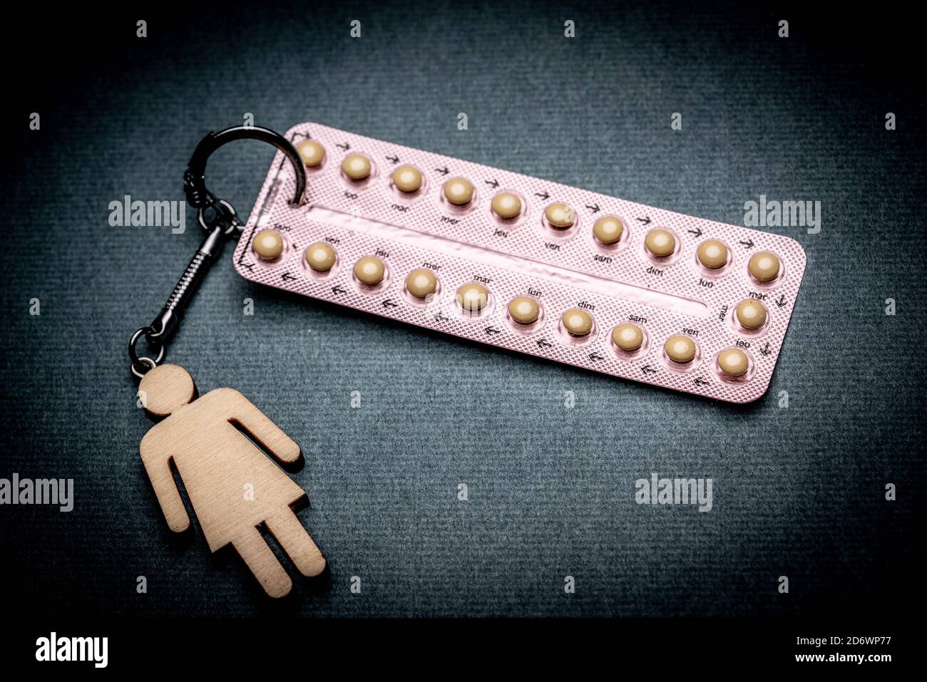 Pille für Verhütungsmittel, die an einem Schlüsselanhänger befestigt ist. Stockfoto