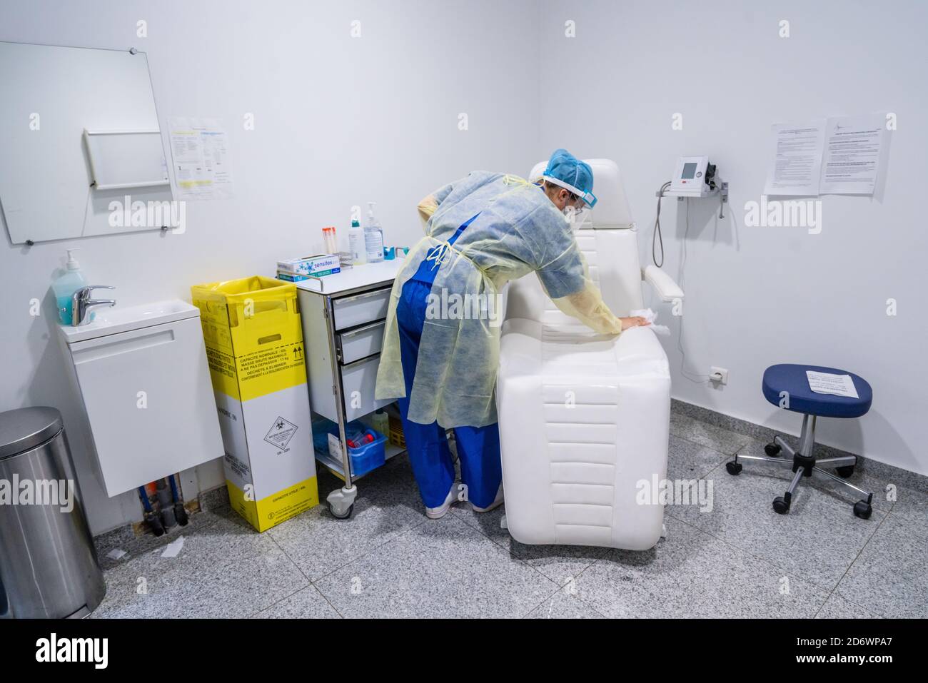 Reinigung eines Probenraums, COVID 19 Screening, medizinisches Analyselabor, Centre Médical COSEM Mirosmenil Paris. Stockfoto