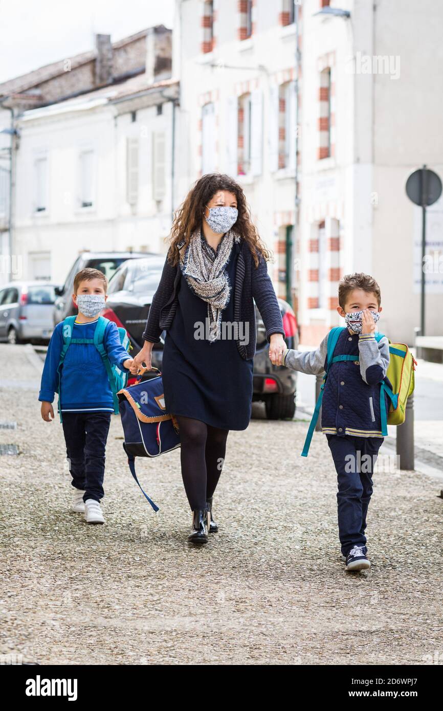 Schule nach der Gefangenschaft während der Covid-19 Pandemie, Dordogne, Frankreich. Stockfoto