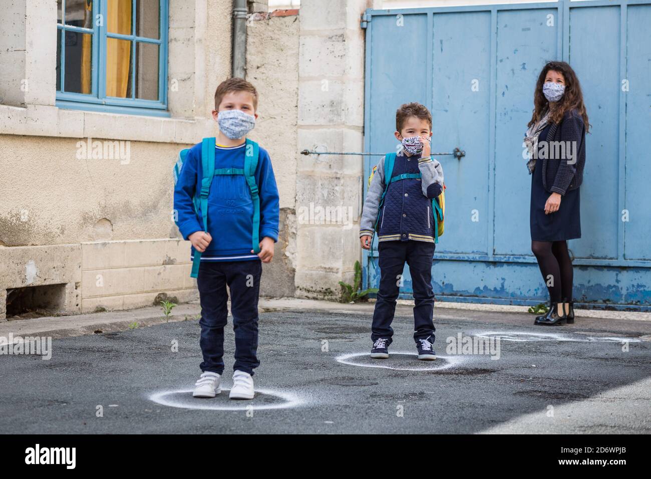 Soziale Distanzierung auf dem Boden in einer Schule in Dordogne, Frankreich. Stockfoto