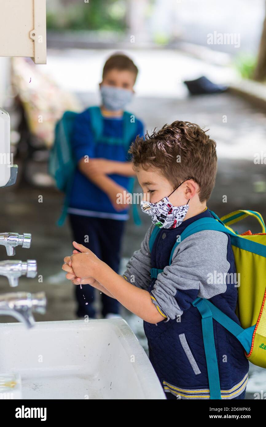 Schule nach der Gefangenschaft während der Covid-19 Pandemie, Dordogne, Frankreich. Stockfoto