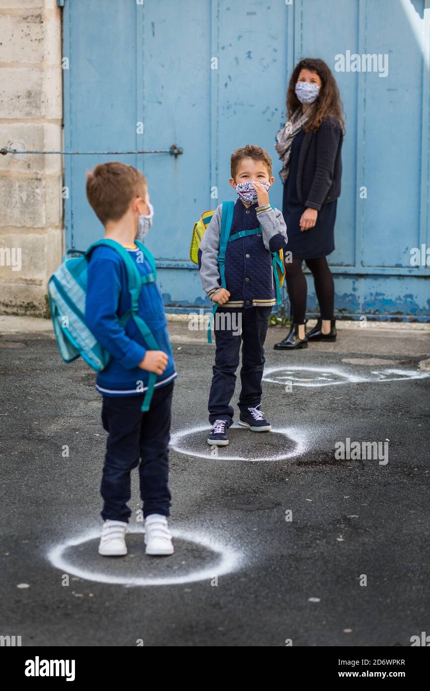 Soziale Distanzierung auf dem Boden in einer Schule in Dordogne, Frankreich. Stockfoto