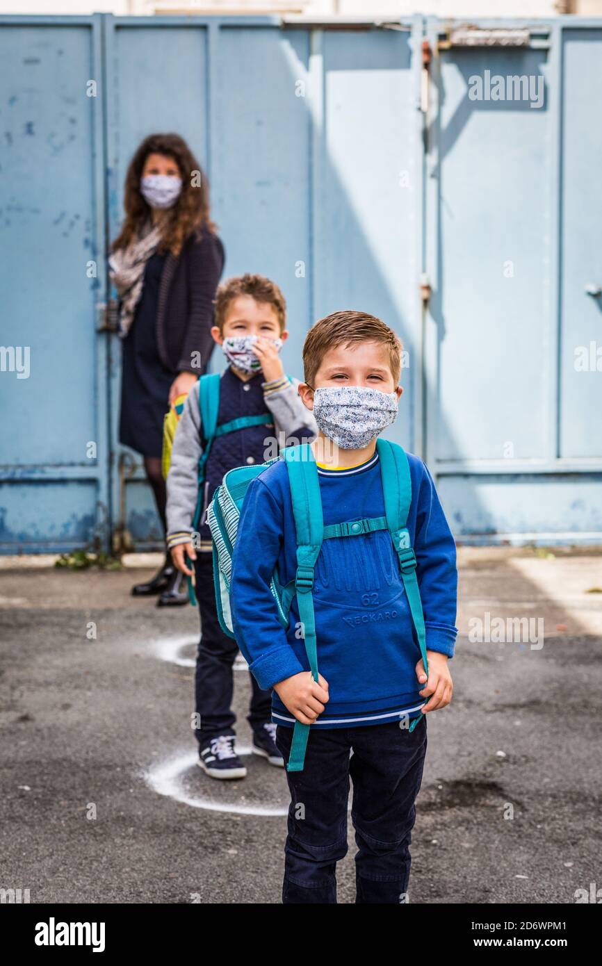 Soziale Distanzierung auf dem Boden in einer Schule in Dordogne, Frankreich. Stockfoto