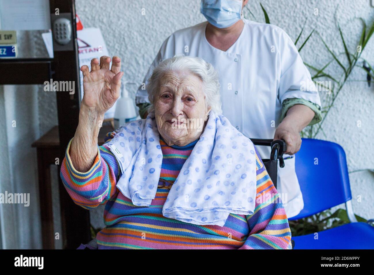 Helyette , 102 ans dans un EHPAD en Dordogne reçoit la première visite de son fils , joie et tristesse dans ce face à face limité par les mesures sani Stockfoto