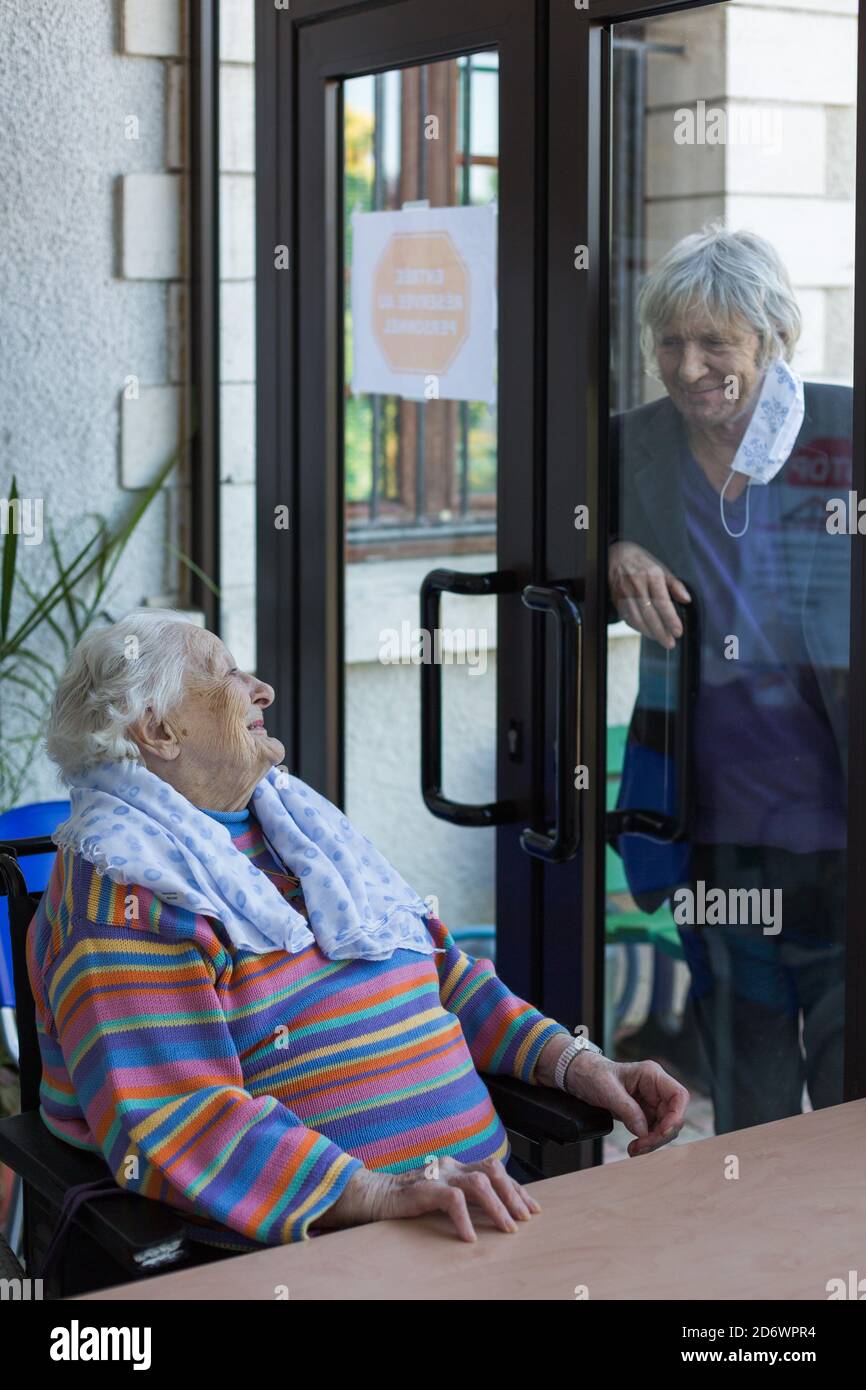 Helyette, 102 Jahre alt in einem Pflegeheim in Dordogne erhält den ersten Besuch ihres Sohnes, Freude und Traurigkeit in diesem Gesicht durch sanitäre mich begrenzt Stockfoto