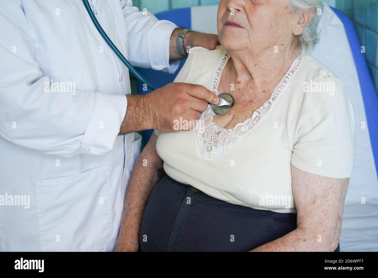 Frau in Absprache mit einem Hausarzt, Frankreich. Stockfoto