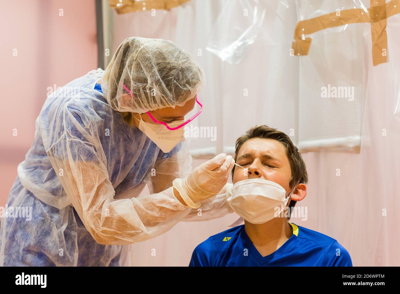 Covid 19 PCR-Screening-Test, Nasenabstrich, Krankenhaus Bordeaux, Frankreich, Mai 2020. Stockfoto