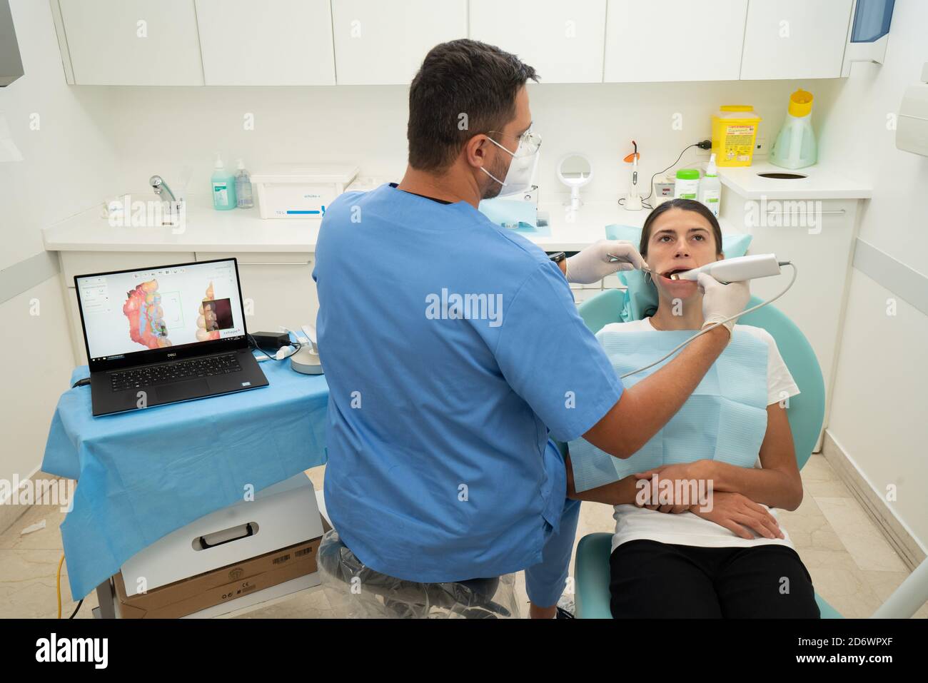 Digitaler Zahnabdruck mit intraoraler Kamera für die Realisierung einer Zahnprothese, Centre COSEM Paris. Stockfoto